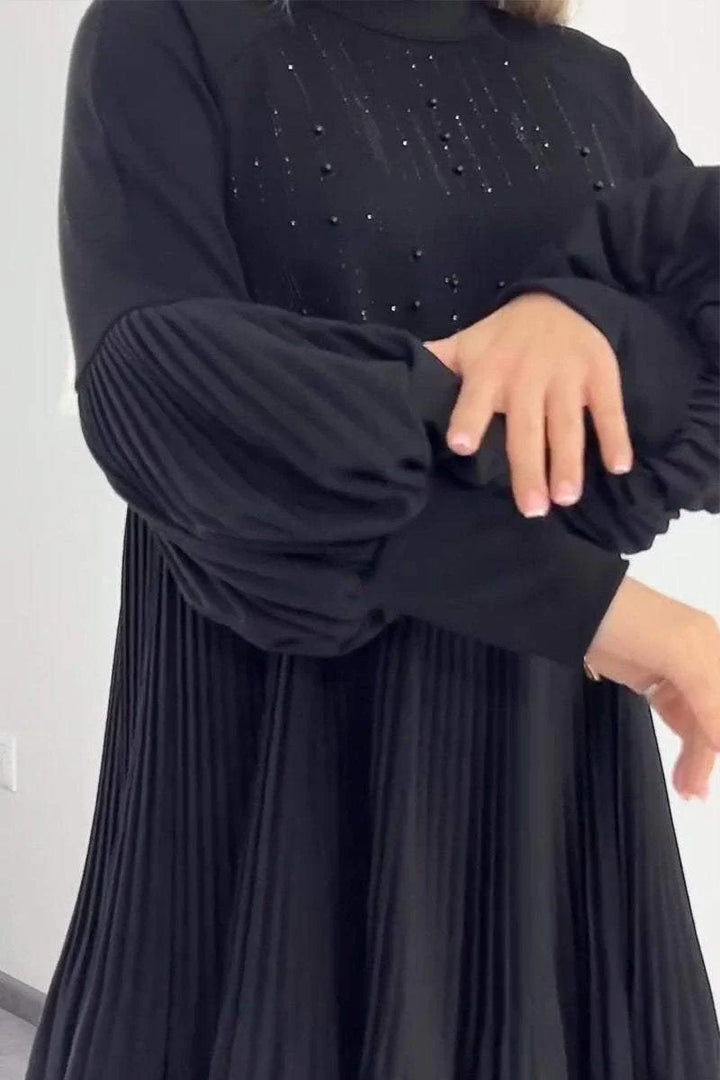 LEYNA - PLISSIERKLEID MIT FIGURSCHMEICHELNDEM DESIGN