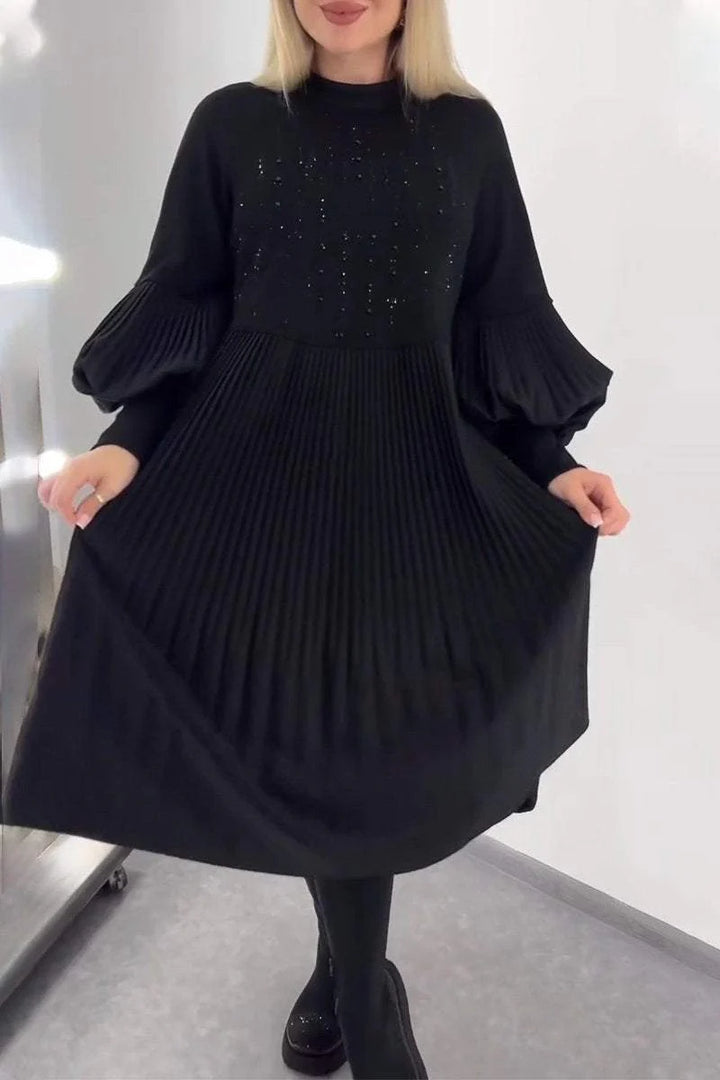 LEYNA - PLISSIERKLEID MIT FIGURSCHMEICHELNDEM DESIGN